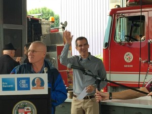 Los Angeles City Councilman Mike Bonin and Los Angeles Mayor Eric Garcetti addressing volunteers and Great Streets gathering in Mar Vista